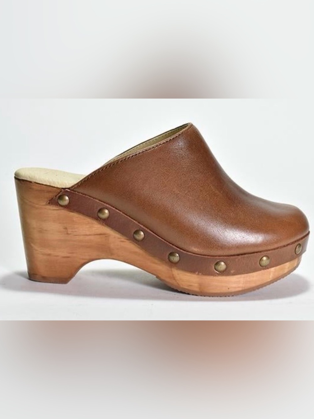 Five worlds by Cordani Women's Tan Leather Clog Mules with Stud Accents NWOT. 6